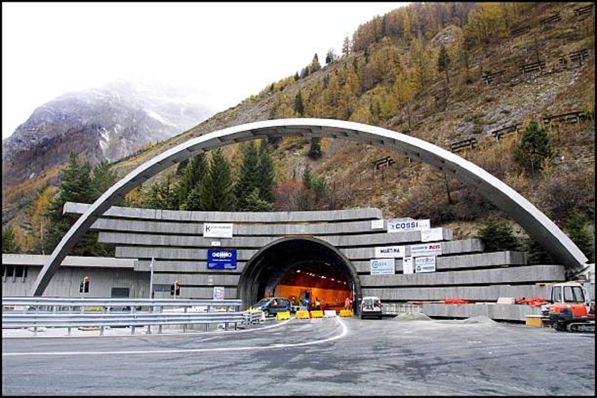 Amianto nel traforo del Monte Bianco, chiusura per tre mesi l’anno Amianto nel traforo del Monte Bianco, chiusura per tre mesi l’anno